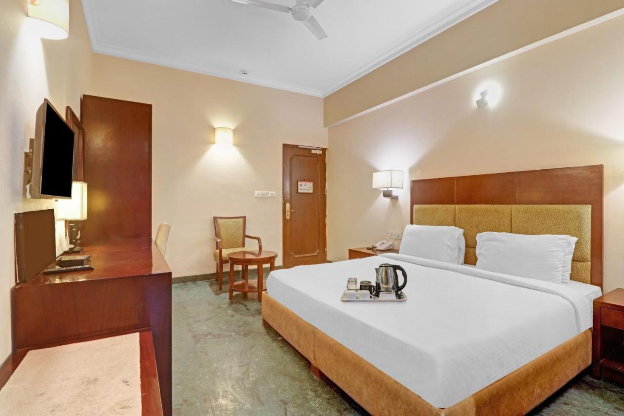 Oyo Townhouse 934 L'Elegant Hotel & Banquetby Ace Manor Ґазіабад Екстер'єр фото